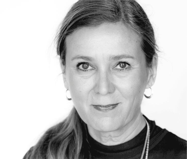 Portraitfoto von Nadja Wollinsky in Schwarz-Weiß